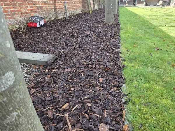 Boomschors voor tuin langs border en gazon aangebracht