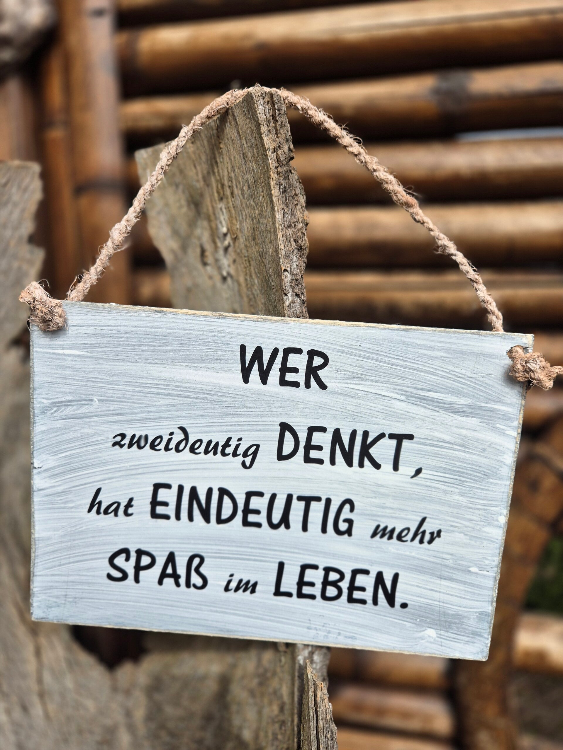 Holzschild Spruch. Eindeutig