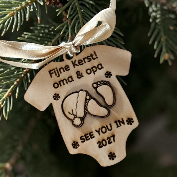 Houten kerstbal | zwangerschapsaankondiging - baby 2027 | rompertje met 3D voetjes