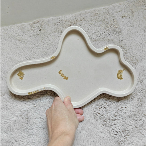 Beige shaal in grillige vorm met beige touch