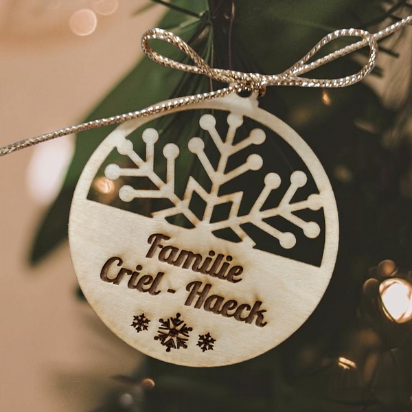 Houten kerstbal met gepersonaliseerde familienaam