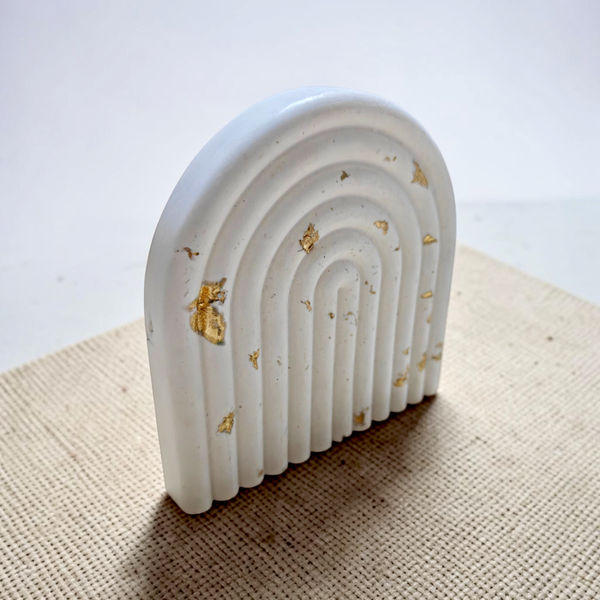 Witte regenboog met gouden details