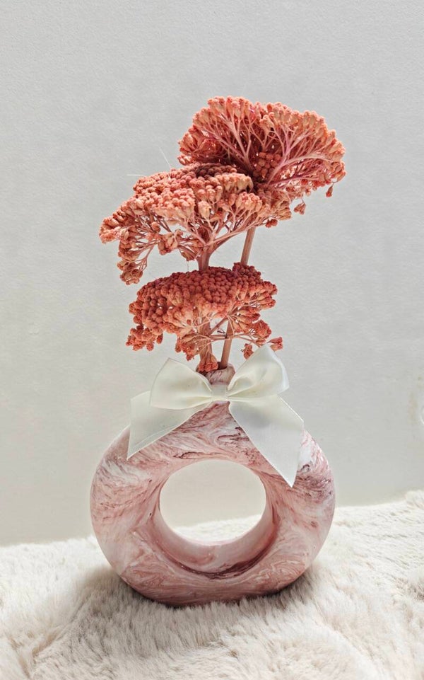 Ronde vaas bordeaux marmerlook met droogbloemen