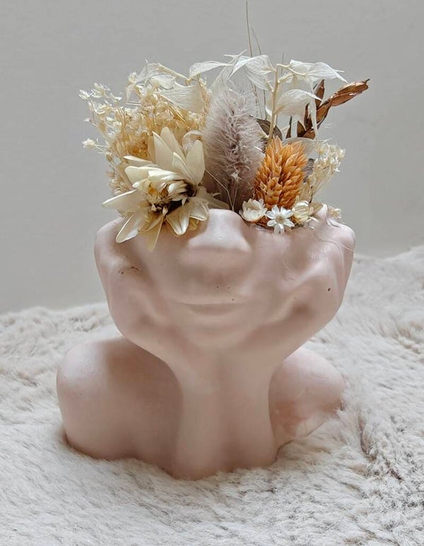 Vaasje gezicht gevuld met droogbloemen