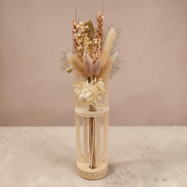 Houten staander met droogbloemen
