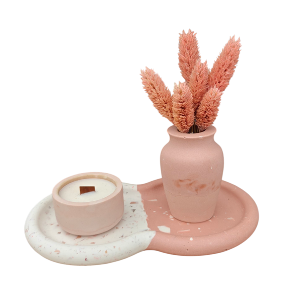 Roze decosetje met terrazzo schaal, vaasje met droogbloemen en geurkaarsje