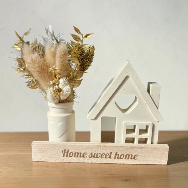 Huisje, vaasje en droogbloemen 'home sweet home'