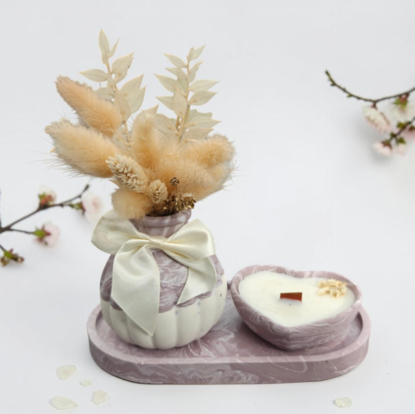 Paarse cadeauset marmerlook vaasje met droogbloemen, geurkaars en schaal