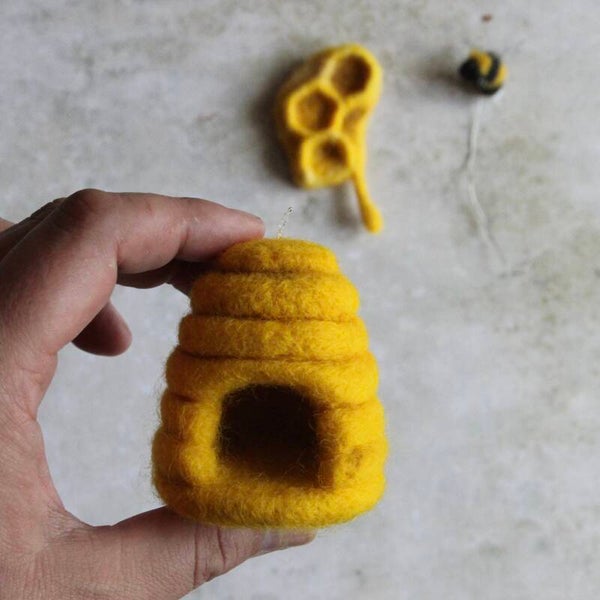 Bijtje, bijenkorf en honingraat