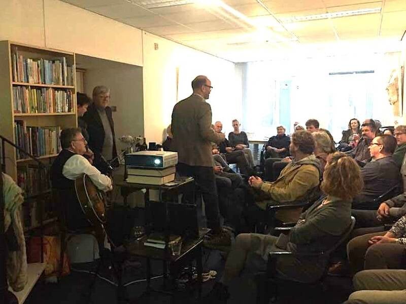 Hans de Liedjeszanger met publiek 