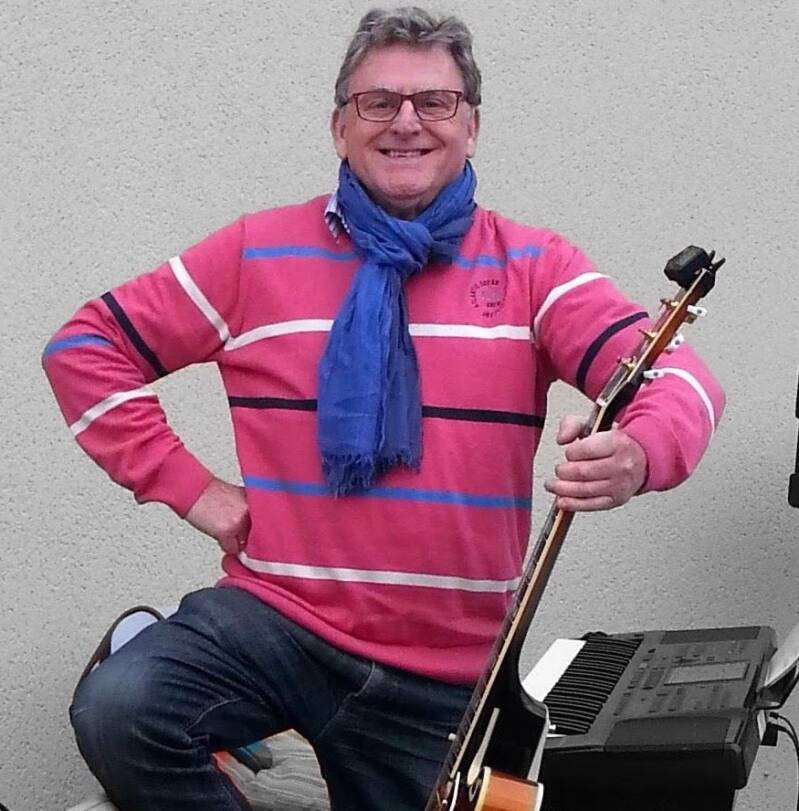 Hans de Liedjeszanger op buurtfeest in Frankrijk 