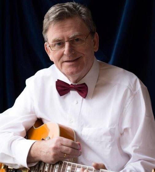 Hans de Liedjeszanger Zanger-gitarist tijdens een optreden met Jazz en Swing Classics