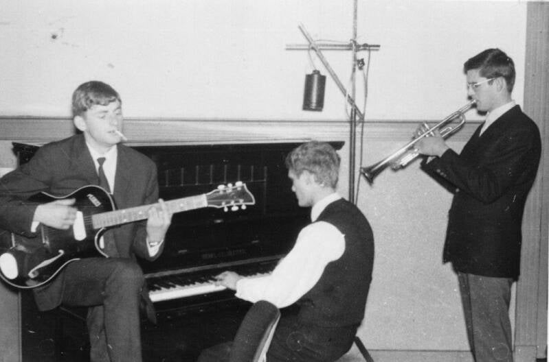Jazz trio met gitaar, piano en trompet
