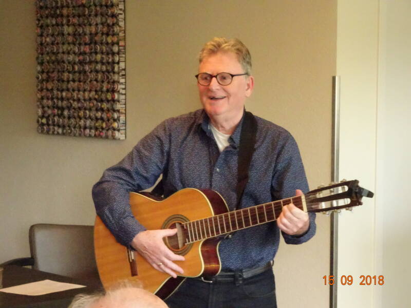 Hans de Liedjeszanger op verjaardagsfeest 