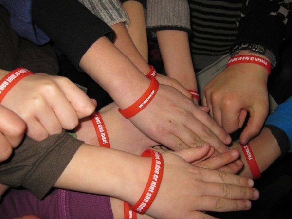 Armbandjes spreekbeurt pesten