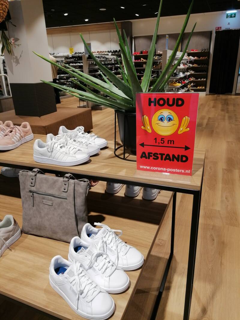 Coronawaarschuwing in winkel om 1,5 m afstand te bewaren