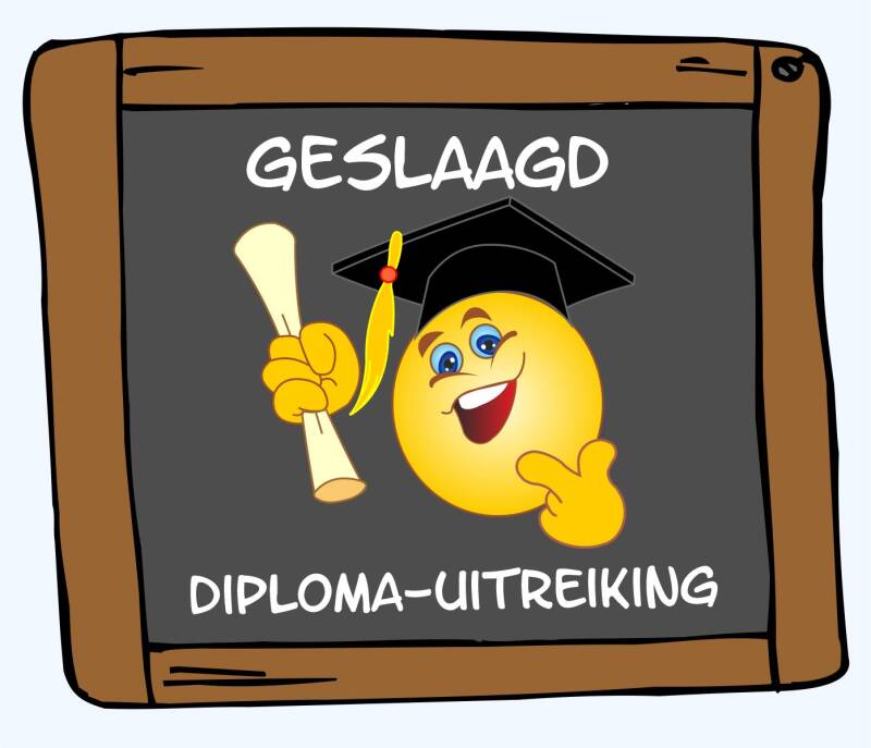 Schoolbord afbeelding voor geslaagd en diploma-uitreiking op school met vrolijke smiley en diploma