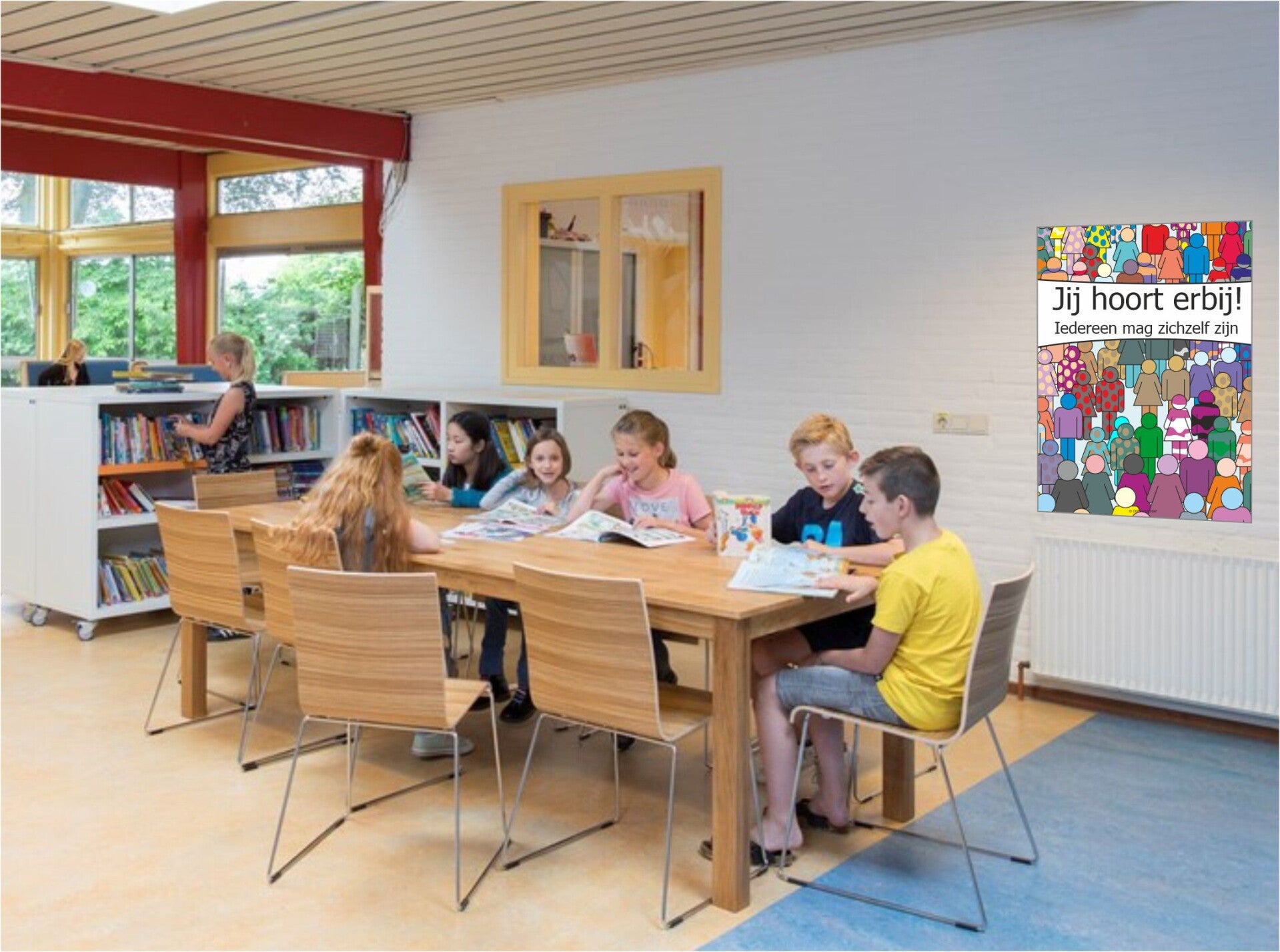 Poster ‘Jij hoort erbij’ zichtbaar in een schoolbibliotheek tijdens zelfstandig lezen en groepsvorming op school.