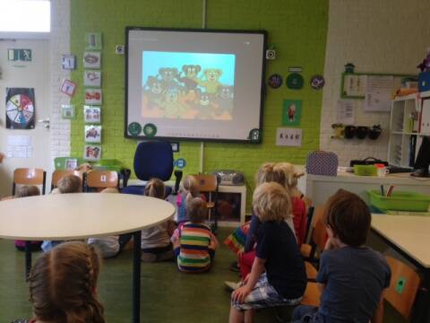 Kinderen in de onderbouw luisteren samen naar een verhaal over vriendelijkheid, samen spelen en sociale veiligheid.