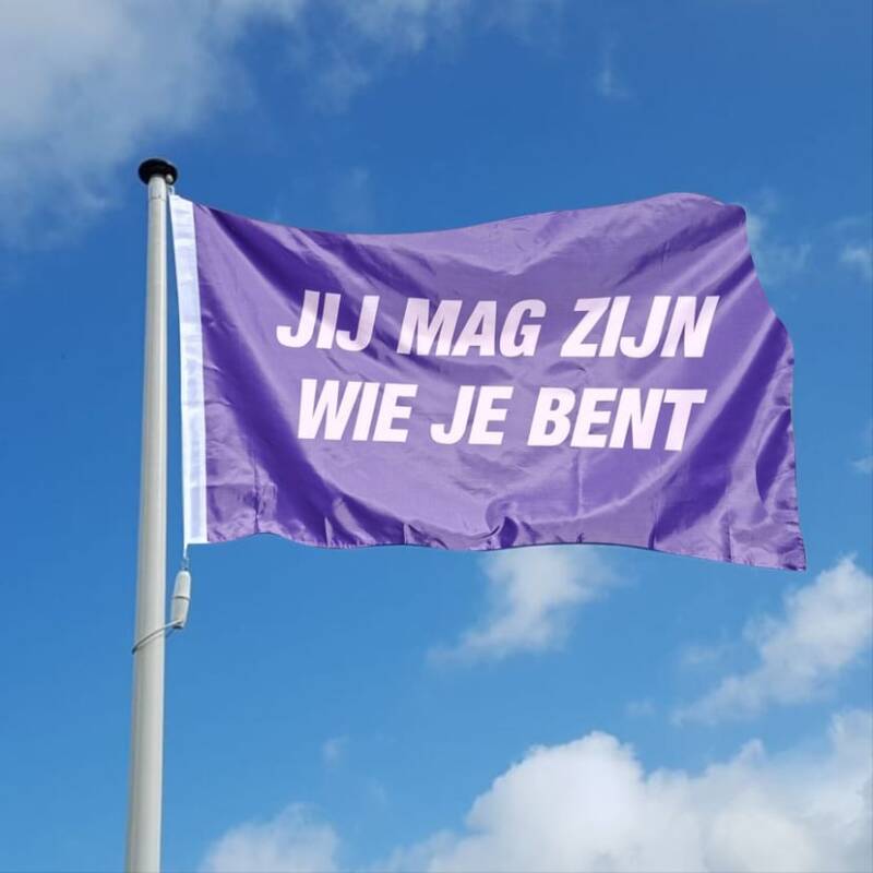 Paarse Vrijdag vlag met de tekst Jij mag zijn wie je bent