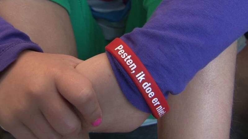 Armbandje tegen pesten als zichtbaar signaal voor sociale veiligheid en respect op school.