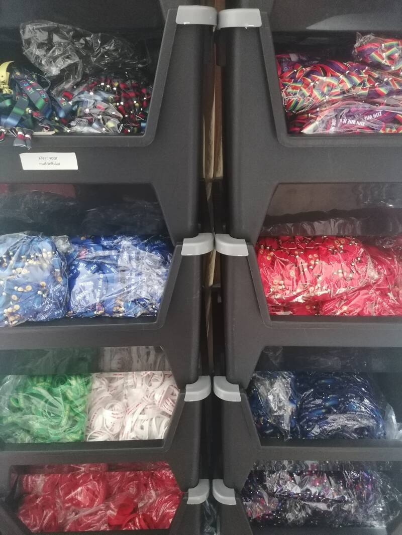 Polsbandjes voor school in verschillende kleuren en thema’s zoals pesten, respect, LHBTIQ+, klimaat en schoolacties
