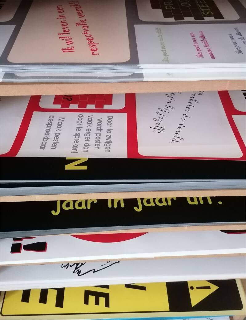 Stapels posters tegen pesten en sociale veiligheid in productie voor scholen en klaslokalen