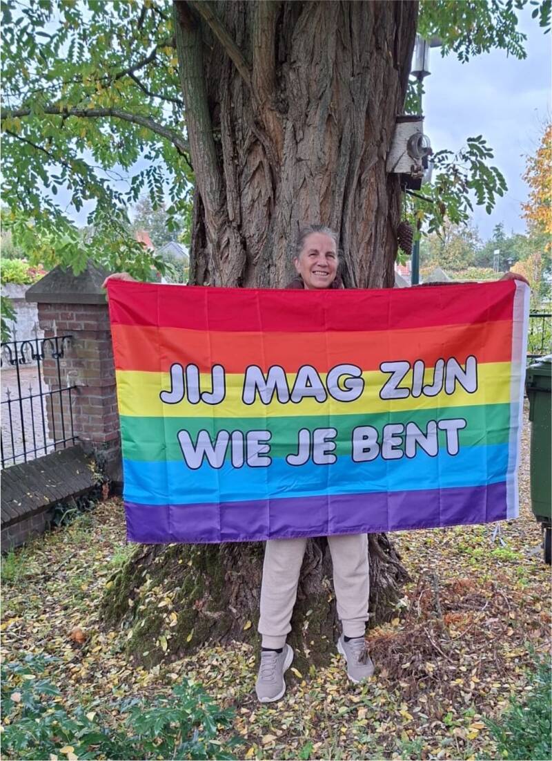 Regenboogvlag met de tekst Jij mag zijn wie je bent voor inclusie en acceptatie op school
