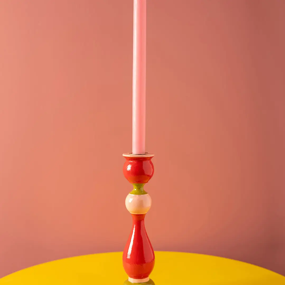 Rot- und rosafarben handbemalter Kerzenhalter aus Holz