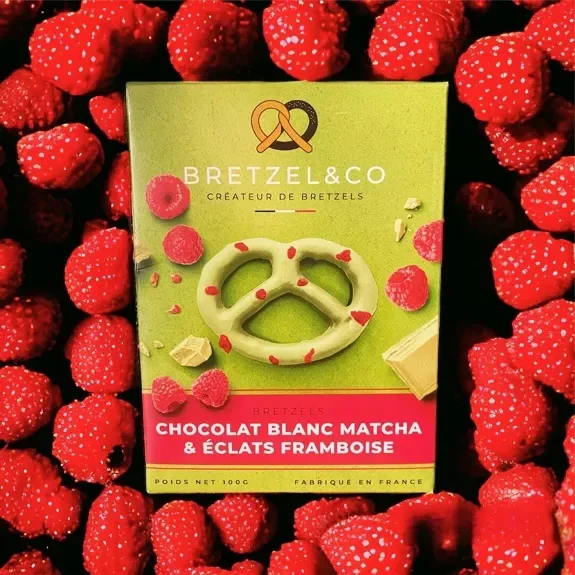 Bretzel chocolat blanc matcha - éclats de framboises