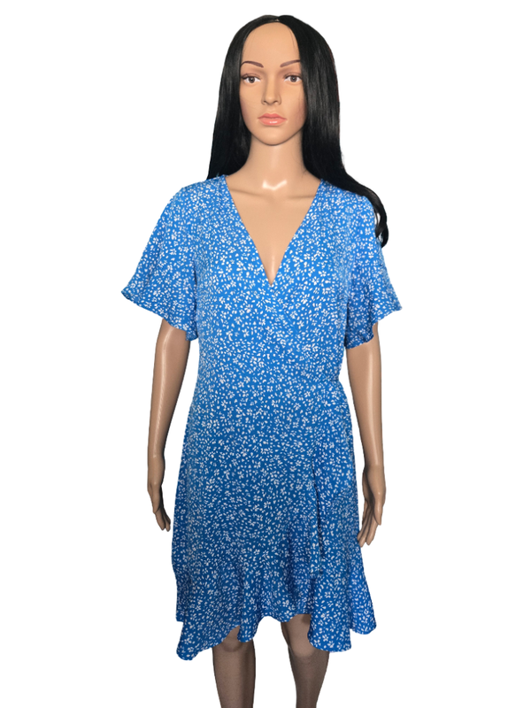 Robe bleue à motifs coupe portefeuille