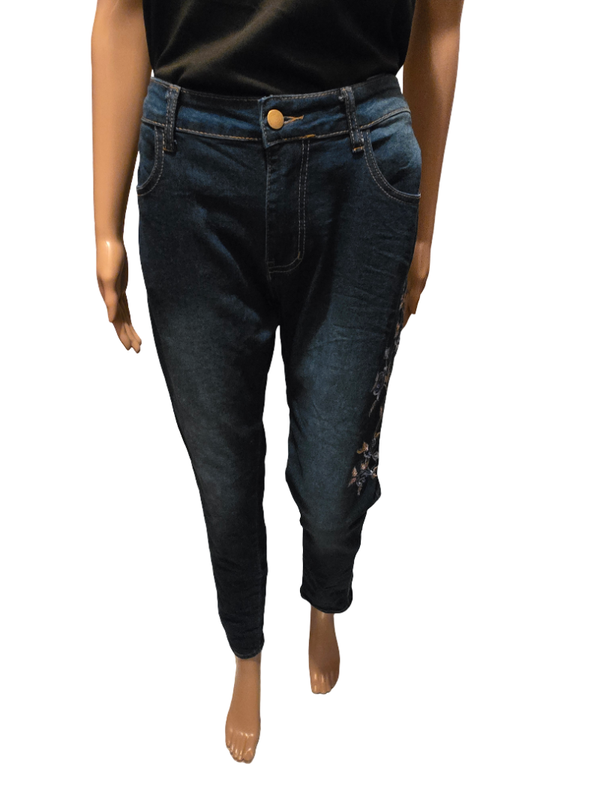 Jean slim bleu foncé femme – broderies florales – coupe 7/8 tendance