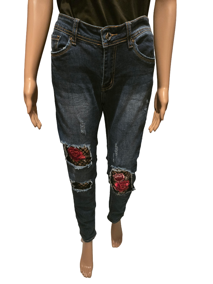 Jean skinny destroy femme avec broderies fleurs rouges – style rock tendance