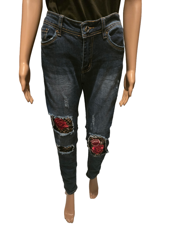 Jean skinny destroy femme avec broderies fleurs rouges – style rock tendance