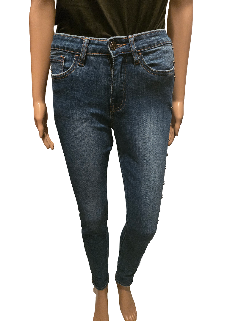 Jean slim bleu délavé femme avec clous décoratifs – style rock/chic