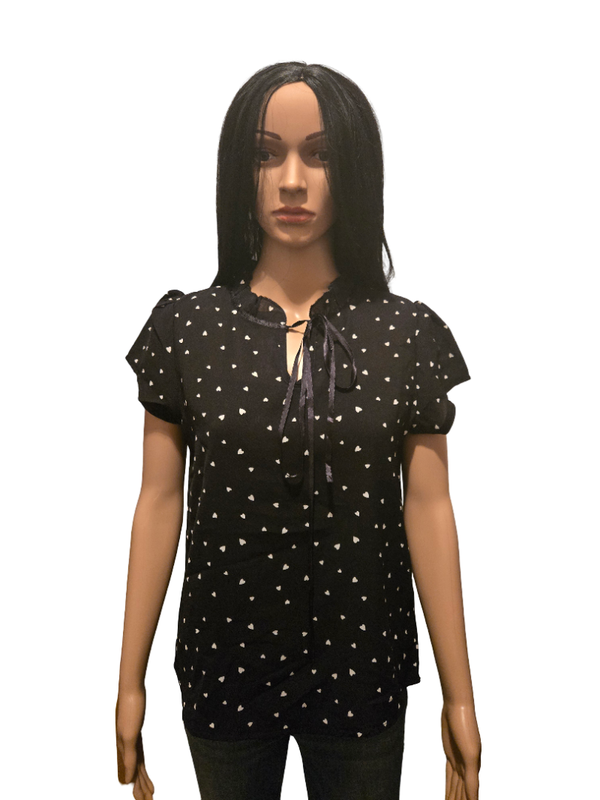 Blouse noire à petits cœurs – col noué – manches courtes