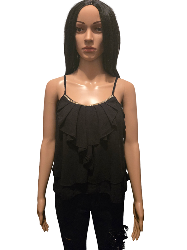 Top noir à fines bretelles volanté avec détail doré – fluide & chic