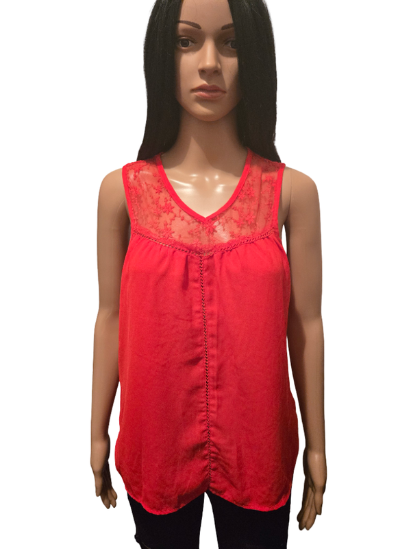 Top rouge fluide sans manches dentelle – col V élégant