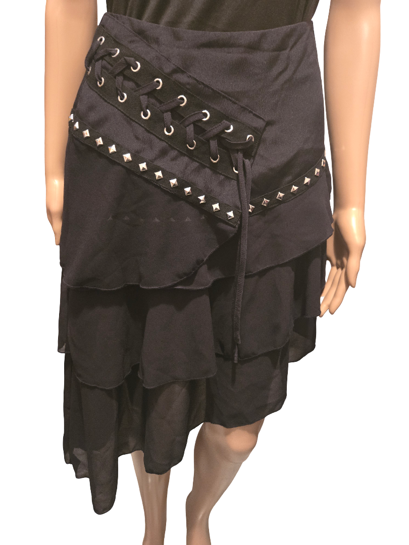 Jupe noire asymétrique à volants & lacets – Détail clous métalliques