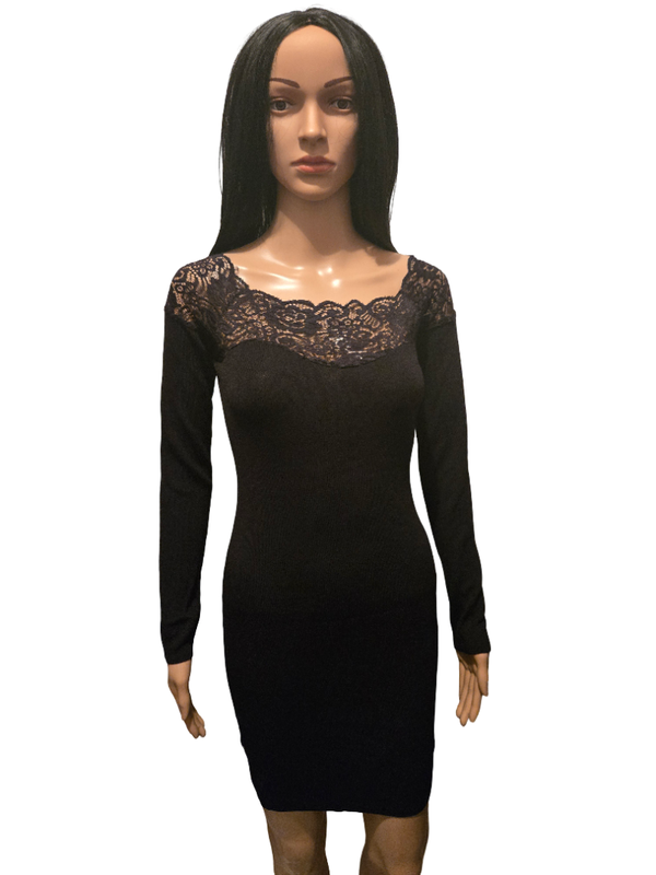 Robe noire chic en dentelle – coupe féminine