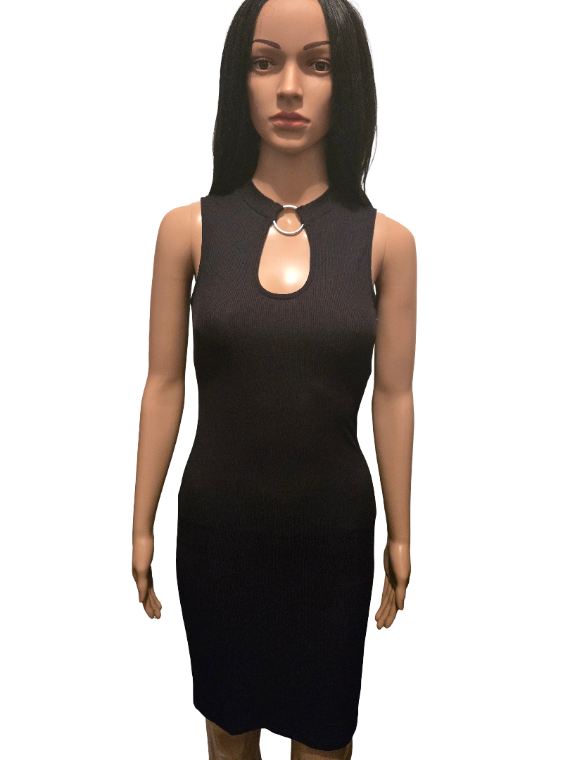 Robe noire moulante avec anneau métal – chic & élégante
