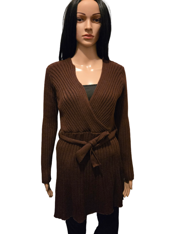 Pull cache-cœur maille marron ceinturé – coupe féminine