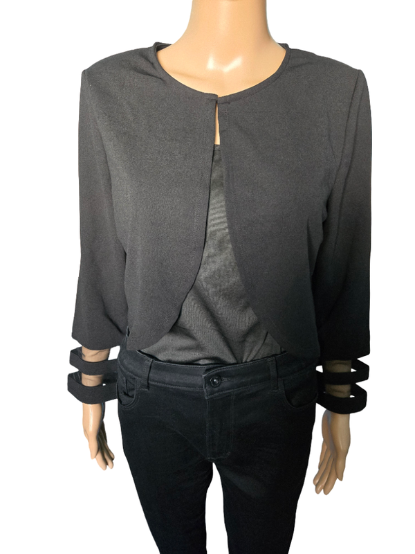 Haut noir avec détails manches ajourées