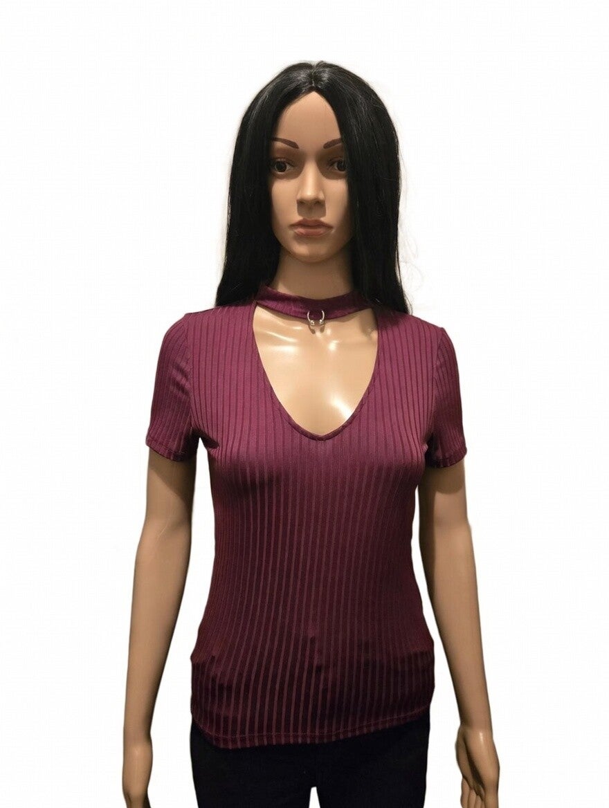 Top bordeaux côtelé col V avec tour de cou – détail anneau – manches courtes