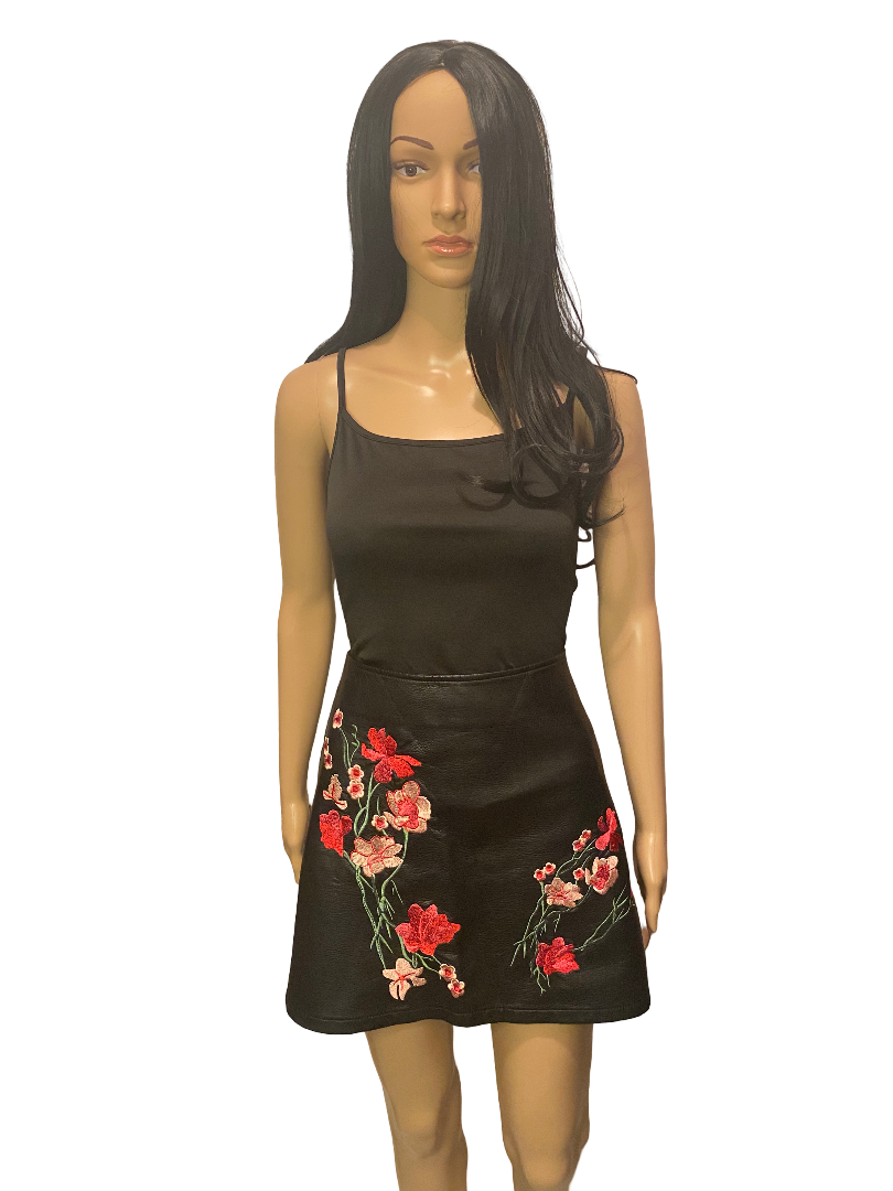 Jupe noire effet cuir brodée fleurs rouges – Élégance