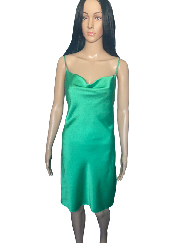 Robe satinée verte à bretelles