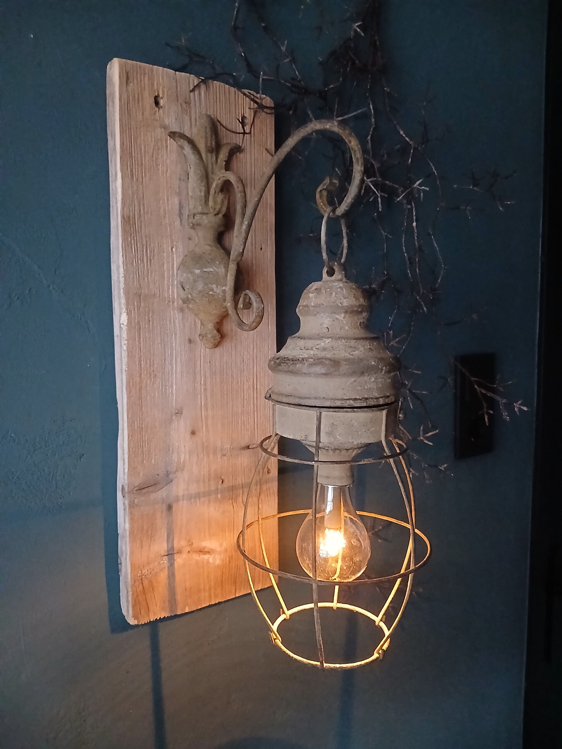 Wanddecoratie met industriële Kooilantaarn