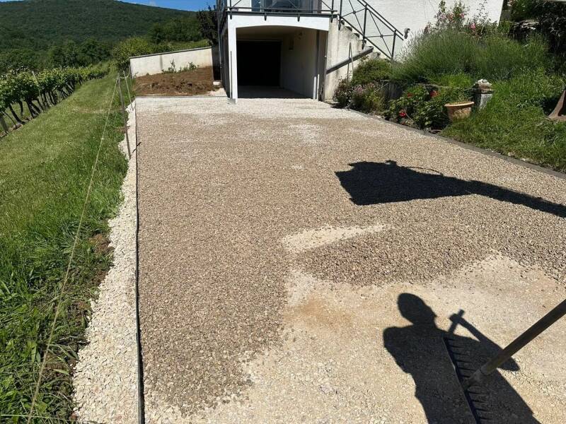 Aménagement extérieur d’une cour gravillonnée avec accès au garage en Côte-d’Or