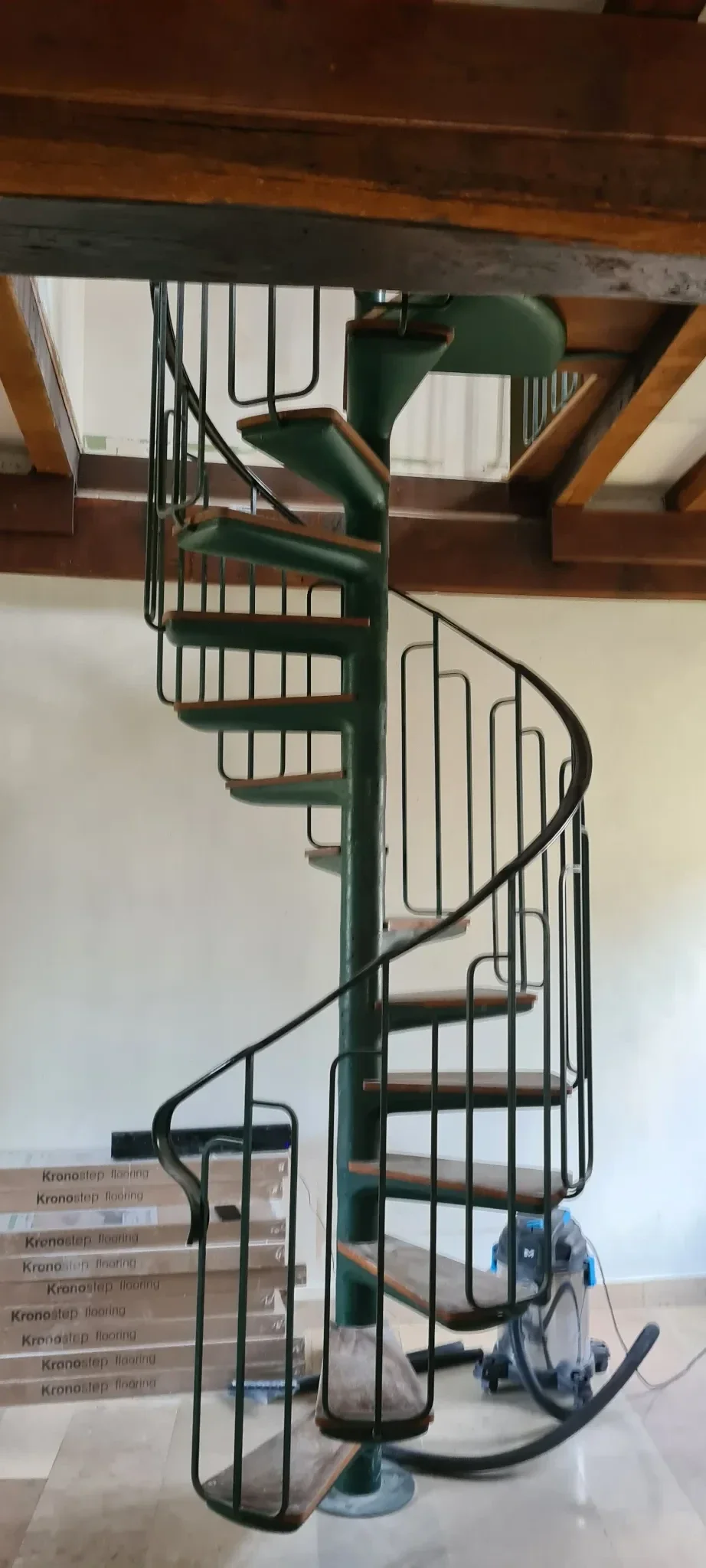 Ancien escalier en colimaçon avant remplacement dans une maison à Meuilley 21700.