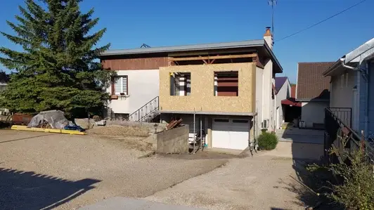 Maison à Vosne-Romanée avant travaux d’extension avec ouverture de façade en cours de préparation.